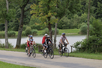 Fünf Radfahrer auf einem Weg am See | © Touristikgemeinschaft Hohenlohe e. V. |  Susanne Schleussner