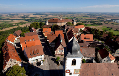 Blick auf die Altstadt mit Kirchturm und Schloss | © Touristikgemeinschaft Hohenlohe e, V. | Eva Maria Kraiss