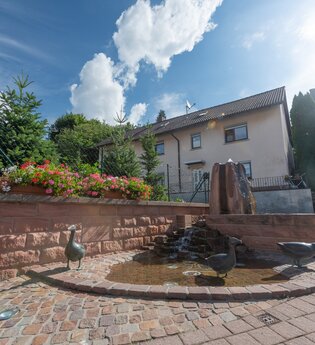 Steinerner Brunnen mit Gänsen und Figuren an einem gepflasterten Platz | © Stadt Sinsheim