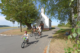 Familie auf Fahrrädern an der Josefskapelle Höpfingen | © Touristikgemeinschaft Odenwald e.V.