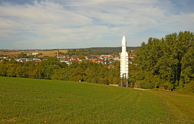 Maßstabgetreues Modell einer Ariane 5-Trägerrakete am Ortseingang von Hardheim | © Touristikgemeinschaft Odenwald e.V.