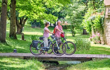 Radfahrer im Hofgarten der ehemaligen Residenzstadt Öhringen | © Touristikgemeinschaft Hohenlohe e. V. | Florian Trykowski