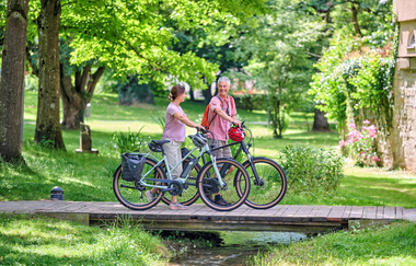 Radfahrer im Hofgarten der ehemaligen Residenzstadt Öhringen | © Touristikgemeinschaft Hohenlohe e. V. | Florian Trykowski