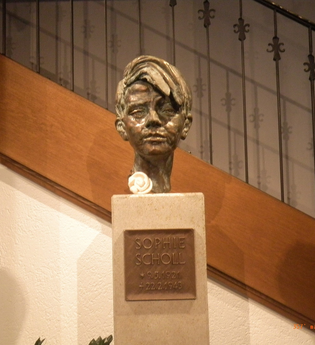 Büste von Sophie Scholl im Rathaus Forchtenberg | © Touristikgemeinschaft Hohenlohe e. V. | Andi Schmid