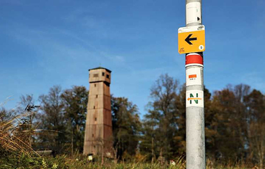 Am Aussichtsturm gibt es beschilderte Rad- und Wanderwege | © Touristikgemeinschaft Hohenlohe e. V. | Gemeinde Wüstenrot