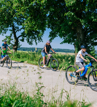 Eine Familie fährt Fahrrad | © Hohenloher Perlen