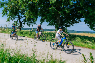 Eine Familie fährt Fahrrad | © Hohenloher Perlen