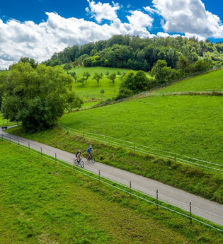 Radfahrer auf dem Kocher-Jagst-Radweg | © Touristikgemeinschaft Hohenlohe e. V. | Andi Schmid, Fotolevel