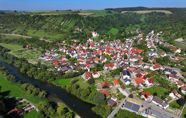 Luftaufnahme von Mulfingen mit Häusern und der Jagst | © Touristikgemeinschaft Hohenlohe e. V. | Andi Schmid, Fotolevel