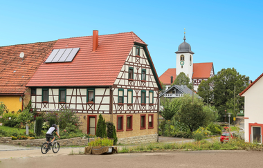Mulfingen-Hollenbach mit Kirche und Fachwerk | © Touristikgemeinschaft Hohenlohe e. V. | Andi Schmid, Fotolevel