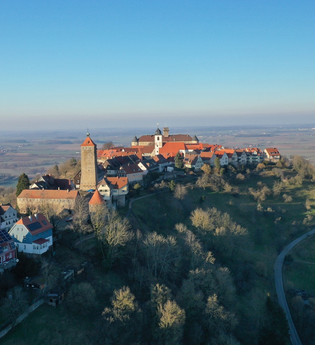 Vom Luftkurort Waldenburg blickst du auf die Hohenloher Ebene hinunter. | © Touristikgemeinschaft Hohenlohe e.V. | Andi Schmid