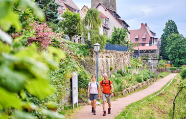 Eine Frau und ein Mann wandern in Waldenburg | © Touristikgemeinschaft Hohenlohe e. V.  | Florian Trykowski