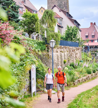 Eine Frau und ein Mann wandern in Waldenburg | © Touristikgemeinschaft Hohenlohe e. V.  | Florian Trykowski