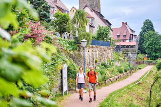 Eine Frau und ein Mann wandern in Waldenburg | © Touristikgemeinschaft Hohenlohe e. V.  | Florian Trykowski