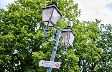 Laterne mit Themenweg-Schild in Waldenburg | © Touristikgemeinschaft Hohenlohe e. V.  | Florian Trykowski