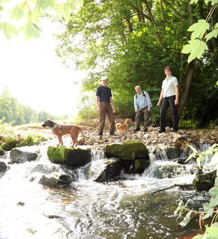 Wanderer bei Buchen mit Hund | © Touristikgemeinschaft Odenwald e.V.