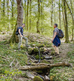 Wanderer bei Neckarkatzenbach | © Touristikgemeinschaft Odenwald e.V.