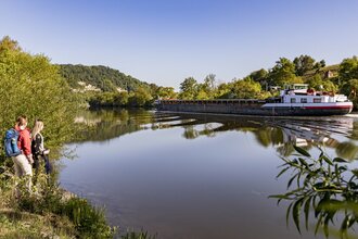 Wanderer am Neckar | © Touristikgemeinschaft Odenwald e.V.