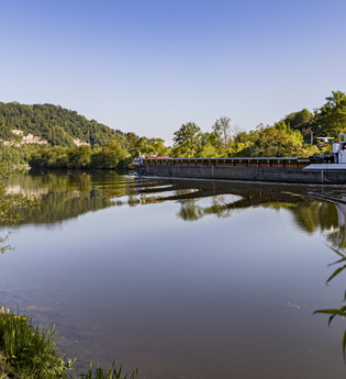 Wanderer am Neckar | © Touristikgemeinschaft Odenwald e.V.