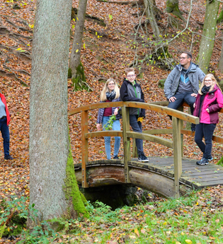 Wanderer bei Aglasterhausen | © Touristikgemeinschaft Odenwald e.V.