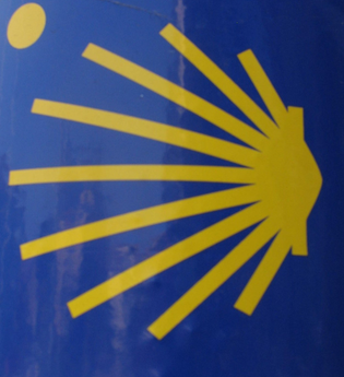 Gelbe Jakobsmuschel auf blauem Grund als Pilgerwegweiser | © Stadt Sinsheim