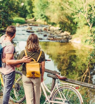 Etappe 1 Radfahrer schauen auf den Kocher bei Abtsgmünd | © Arbeitsgemeinschaft Kocher-Jagst-Radweg