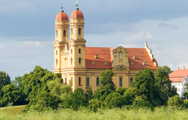 Barocke Wallfahrtskirche Schönenberg in Ellwangen , umgeben von Bäumen. | © Hohenlohe + Schwäbisch Hall Tourismus e. V.