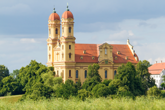 Barocke Wallfahrtskirche Schönenberg in Ellwangen , umgeben von Bäumen. | © Hohenlohe + Schwäbisch Hall Tourismus e. V.