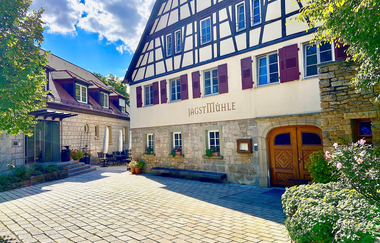 Außenansicht der Jagstmühle mit schönem Fachwerk | © Touristikgemeinschaft Hohenlohe e. V. | Jagsttal Beteiligung GmbH & Co. KG
