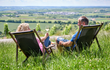 Weingenuss mit Aussicht im Biergarten Heuchelberger Warte | Leingarten | HeilbronnerLand | © Touristikgemeinschaft HeilbronnerLand