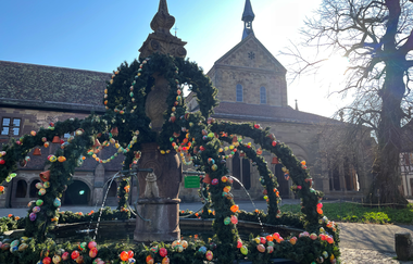 Geschmückter Osterbrunnen im Klosterhof im Hintergrund die Klosterkirche | © Stadt Maulbronn