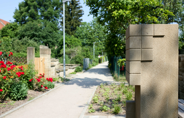 Sandsteinpfad in Mühlbach, Stadtteil von Eppingen, Skulpturen aus Sandstein in Gartenanlage | © Stadt Eppingen