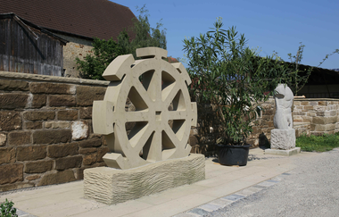 Sandsteinpfad Mühlbach, Eppinger Stadtteil, Mühlrad aus Sandstein vor Sandsteinmauer | © Stadt Eppingen