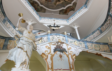 Das barocke Treppenhaus im Kloster Schöntal mit schönen Skulpturen und Fresken | © Touristikgemeinschaft Künzelsau  e. V. | Bildungshaus Kloster Schöntal