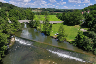 Eine mächtige Brücke überspannt die Jagst bei Kloster Schöntal | © Touristikgemeinschaft Hohenlohe e. V. | Andi Schmid