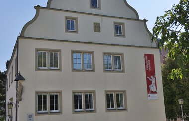 Das Haus ist historisch mit vielen Fenstern und einem Giebel | © Touristikgemeinschaft Hohenlohe e. V. | Andi Schmid