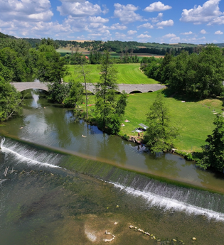 Eine mächtige Brücke überspannt die Jagst bei Kloster Schöntal | © Touristikgemeinschaft Hohenlohe e. V. | Andi Schmid