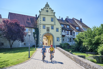 Radfahrende am Würzburger Tor in Forchtenberg | © Touristikgemeinschaft Hohenlohe e. V. | Florian Trykowski