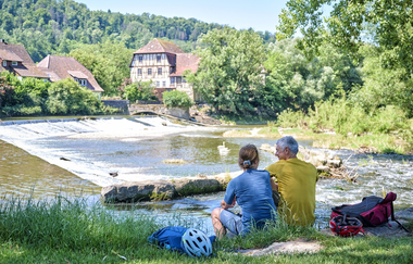 Radfahrende am Kocherwehr Forchtenberg | © Touristikgemeinschaft Hohenlohe e. V. | Florian Trykowski