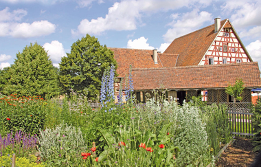 Zu besichtigen gibt es schöne Fachwerkhäuser und blühende Gärten | © Touristikgemeinschaft Hohenlohe e. V. | Hohenloher Freilandmuseum Wackershofen