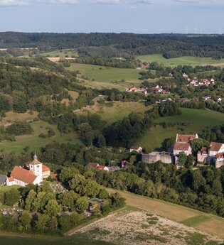 Toller Blick auf die Stadt Vellberg und die gegenüberliegende Stöckenburg.