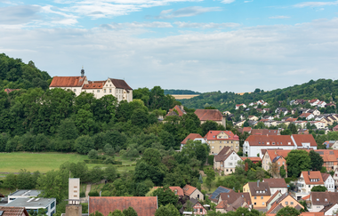 Blick auf das Schloss Haltenbergstetten und die Stadt Niederstetten. | © Stadt Niederstetten