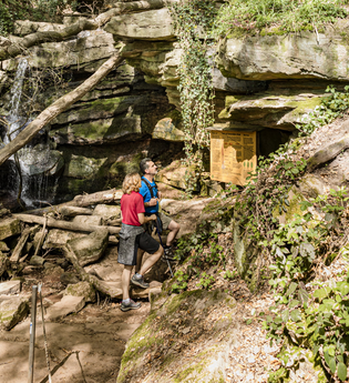 Wanderer auf dem Margaretenschlucht-Pfad bei Neckargerach | © Touristikgemeinschaft Odenwald e.V.
