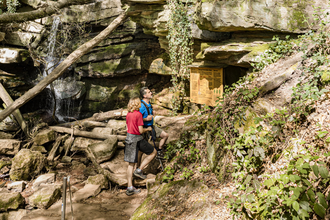 Wanderer auf dem Margaretenschlucht-Pfad bei Neckargerach | © Touristikgemeinschaft Odenwald e.V.