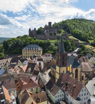 Wertheim mit Burg Wertheim aus der Vogelperspektive | © ©TOURISMUS REGION WERTHEIM/Spessart Mainland/Holger Leue
