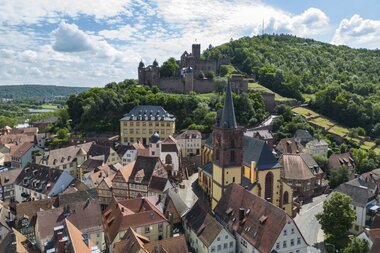 Wertheim mit Burg Wertheim aus der Vogelperspektive | © ©TOURISMUS REGION WERTHEIM/Spessart Mainland/Holger Leue