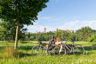 Radfahrer machen Rast mit Blick auf Bad Wimpfen | © Stadt Bad Wimpfen