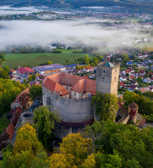 Burg Guttenberg aus der Vogelperspektive im Morgengrauen | © Thomas Kottal | Burg Guttenberg