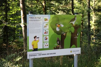 Zu sehen ist eine Infotafel zum See umgeben von Wäldern | © Stadtverwaltung Crailsheim