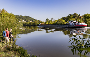Wanderer am Neckar / Odenwald | © Touristikgemeinschaft Odenwald e.V.